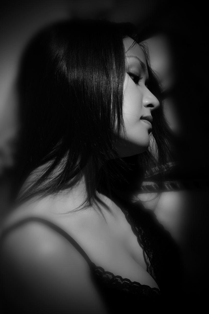 IMAGE: http://www.ethereality.info/ethereality_website/photography/1DMKII_portfolio/elena/between_darkness_&_light/between_darkness_&_light-20.jpg